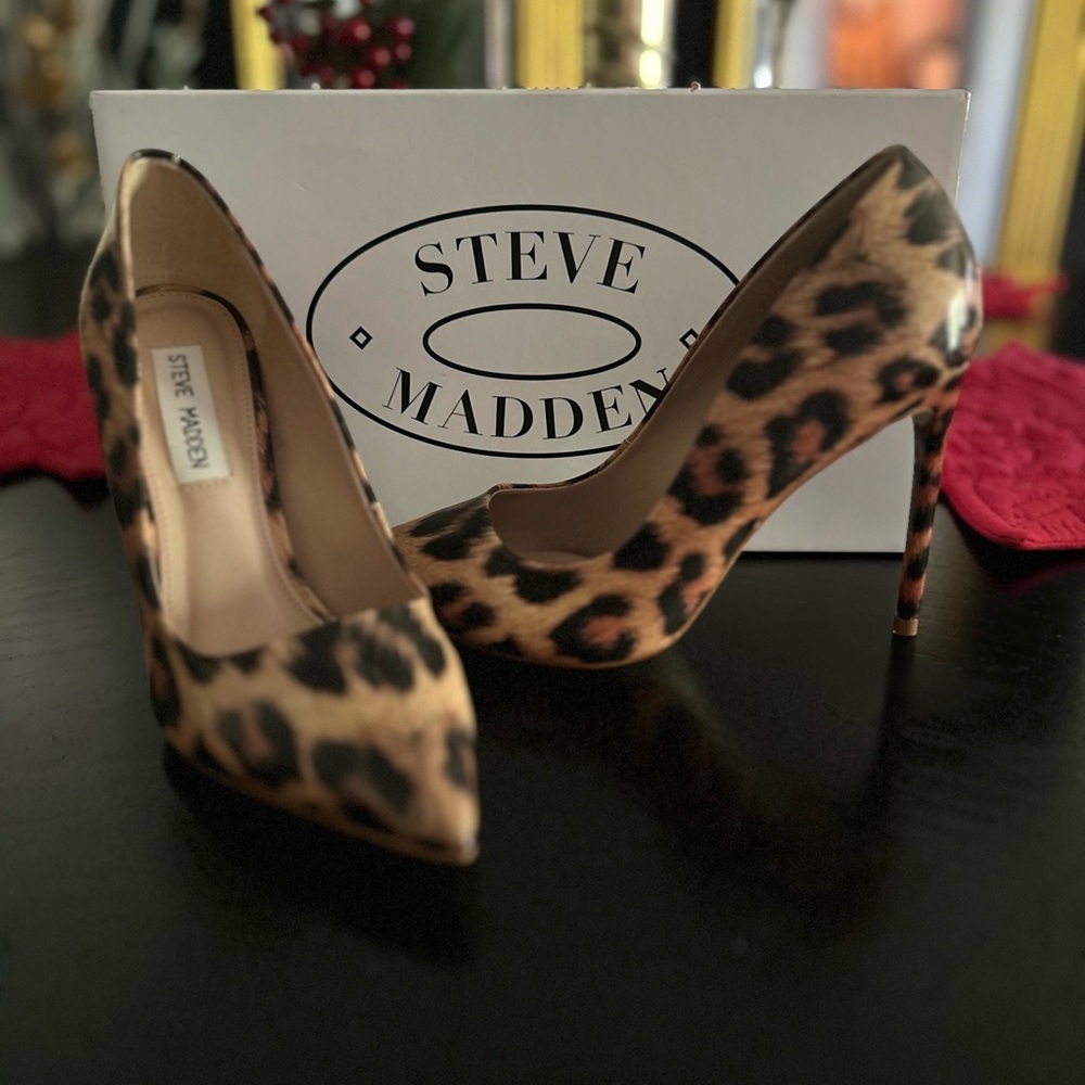 NWOT - Steve Madden Leopard (paten leather) pumps
